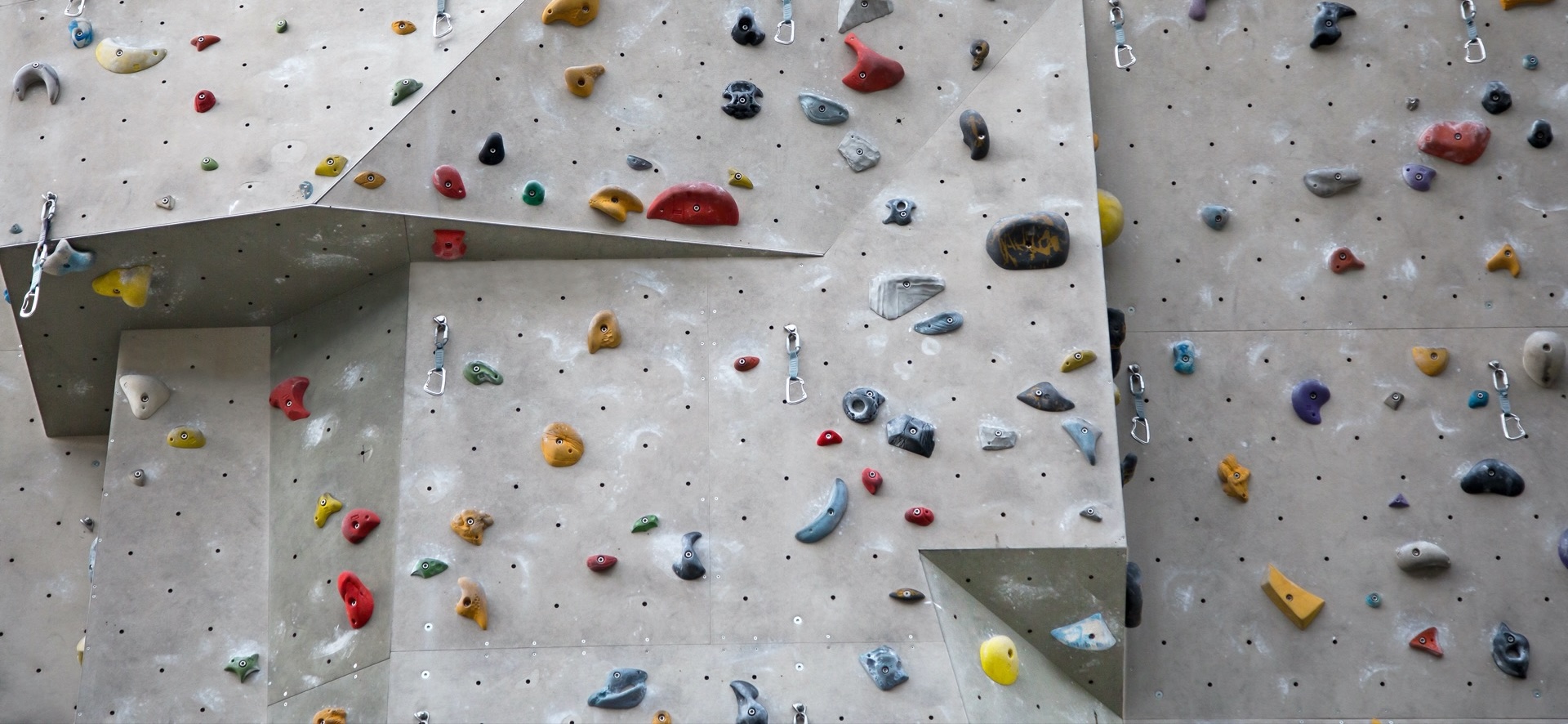 Equipo financiero revisando resultados mensuales